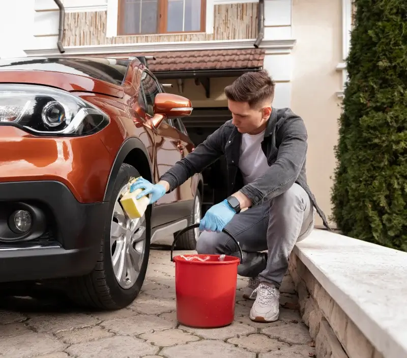 Lavage auto à domicile Laval-Pradel : professionnel intervenant sur un véhicule